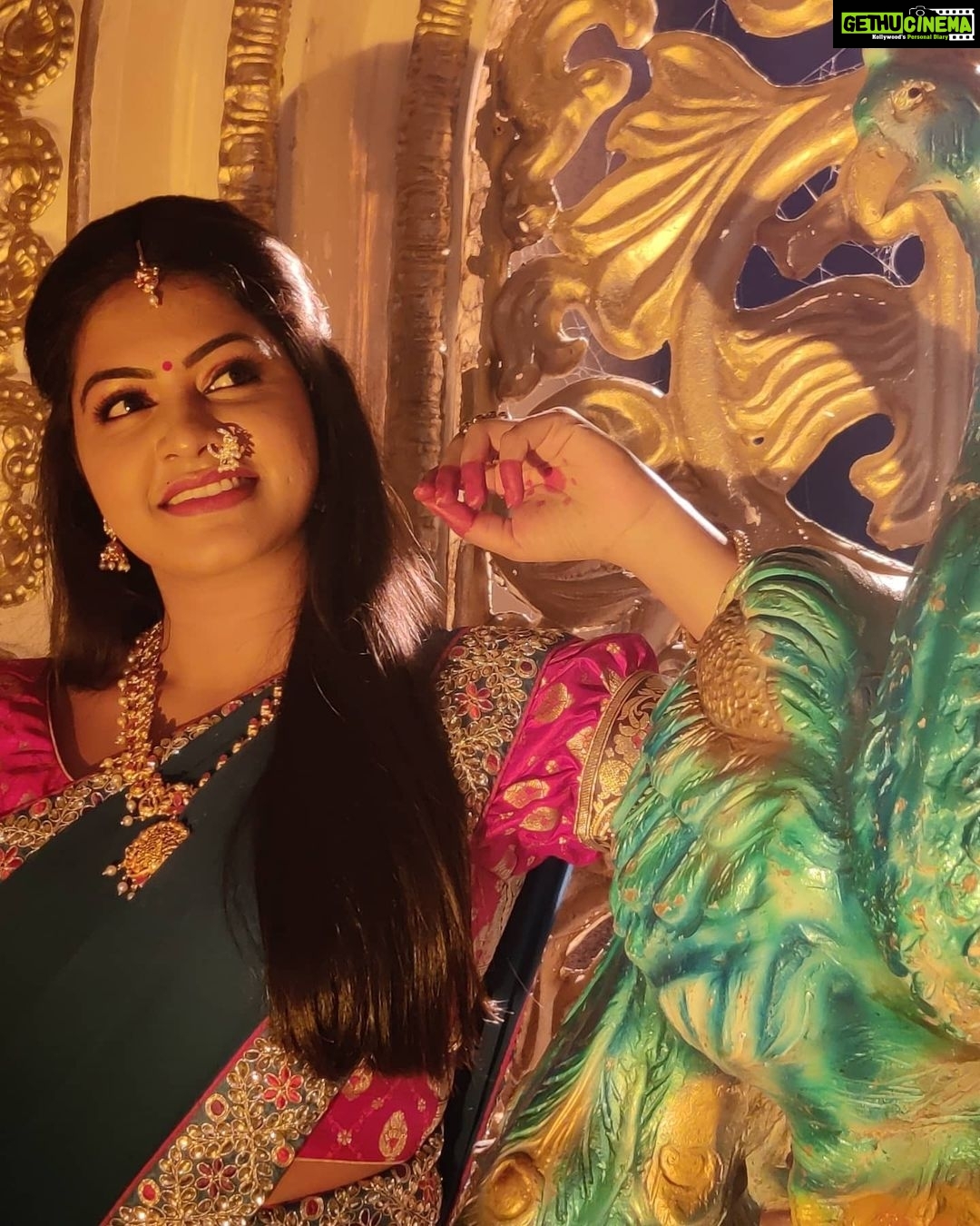 Rachitha Mahalakshmi Instagram - #Ranganayaka ರಂಗನಾಯಕ ಚಿತ್ತರೀಕರಣದ ನಡುವೇ ಫೋಟೋಗೇ ವರಲಕ್ಷ್ಮೀಯ ಪೋಸ್ 😉😉😉😉 Many asked this actually.... here I reveal my character name is Varalakshmi..... 😇😇😇😇 : @directorguruprasad actor_jaggesh