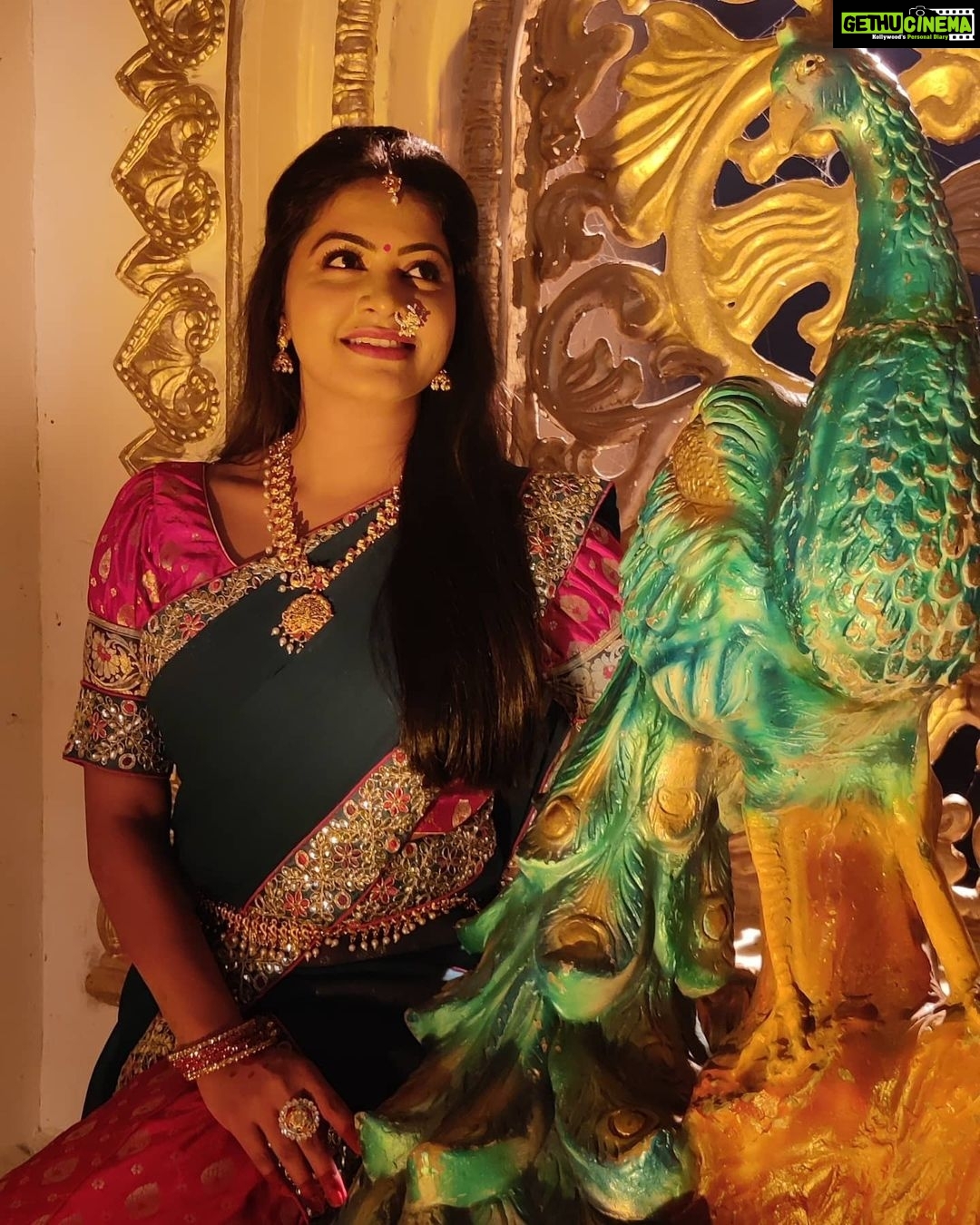 Rachitha Mahalakshmi Instagram - #Ranganayaka ರಂಗನಾಯಕ ಚಿತ್ತರೀಕರಣದ ನಡುವೇ ಫೋಟೋಗೇ ವರಲಕ್ಷ್ಮೀಯ ಪೋಸ್ 😉😉😉😉 Many asked this actually.... here I reveal my character name is Varalakshmi..... 😇😇😇😇 : @directorguruprasad actor_jaggesh