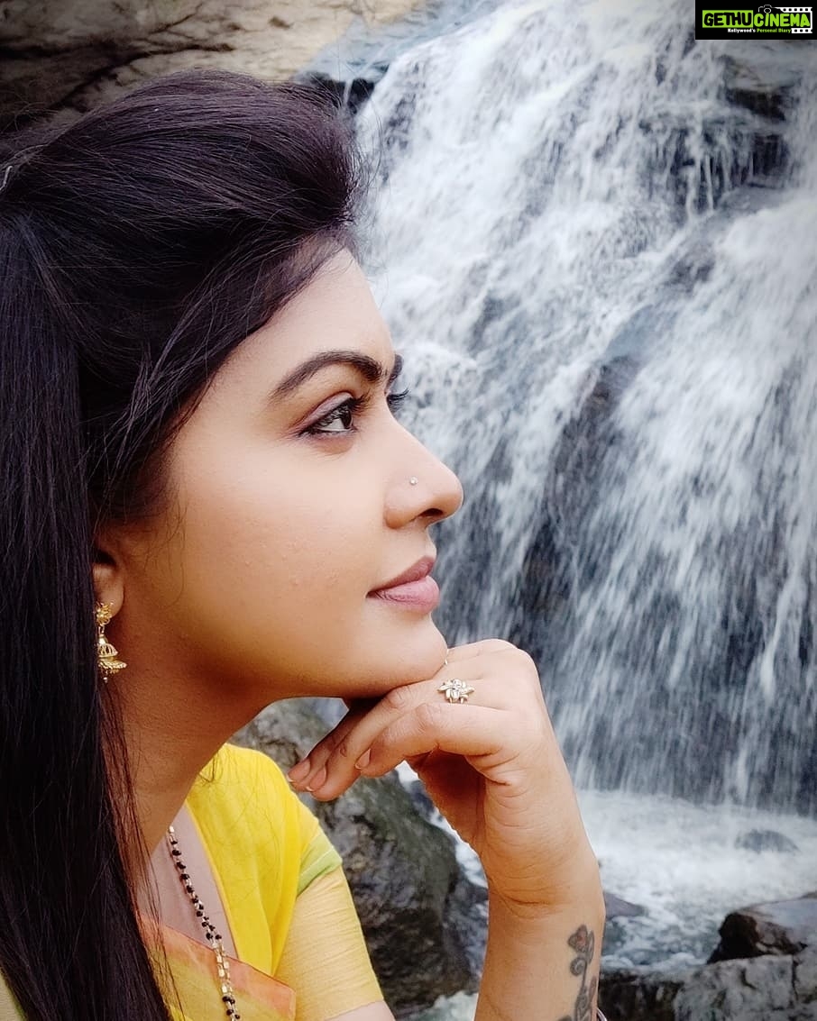 Rachitha Mahalakshmi Instagram - Being for so many years in BENGALURU, didn't even knew v have a kutti waterfalls π€·π»ββοΈπ€·π»ββοΈπ suprised to c this placeπππ