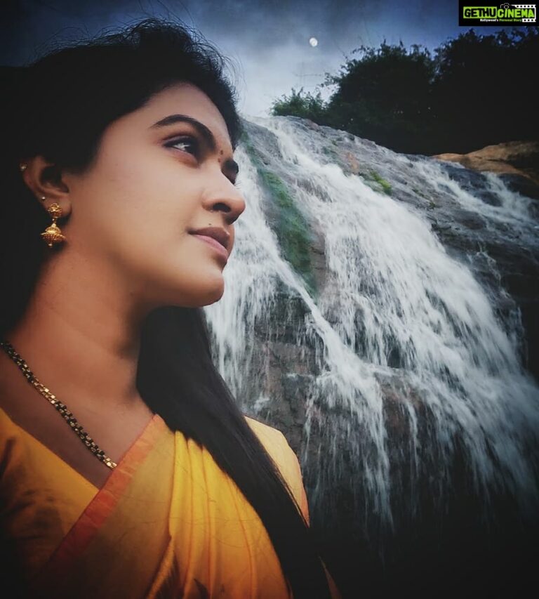 Rachitha Mahalakshmi Instagram - Being for so many years in BENGALURU, didn't even knew v have a kutti waterfalls 🤷🏻‍♀️🤷🏻‍♀️🌊 suprised to c this place😃😃😃