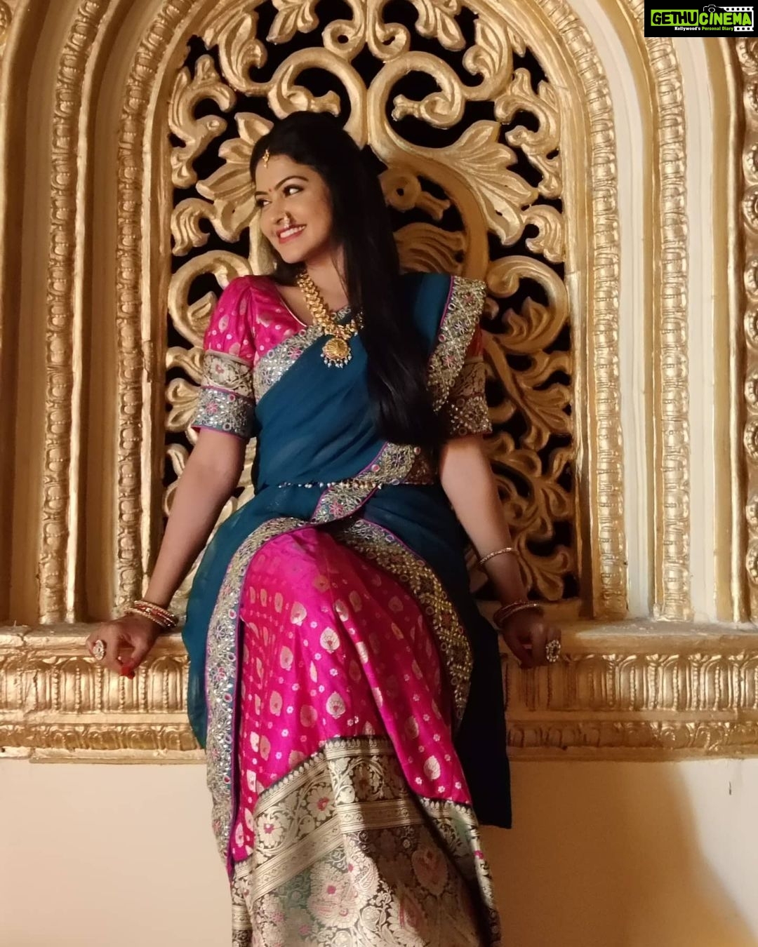 Rachitha Mahalakshmi Instagram - #Ranganayaka ರಂಗನಾಯಕ ಚಿತ್ತರೀಕರಣದ ನಡುವೇ ಫೋಟೋಗೇ ವರಲಕ್ಷ್ಮೀಯ ಪೋಸ್ 😉😉😉😉 Many asked this actually.... here I reveal my character name is Varalakshmi..... 😇😇😇😇 : @directorguruprasad actor_jaggesh