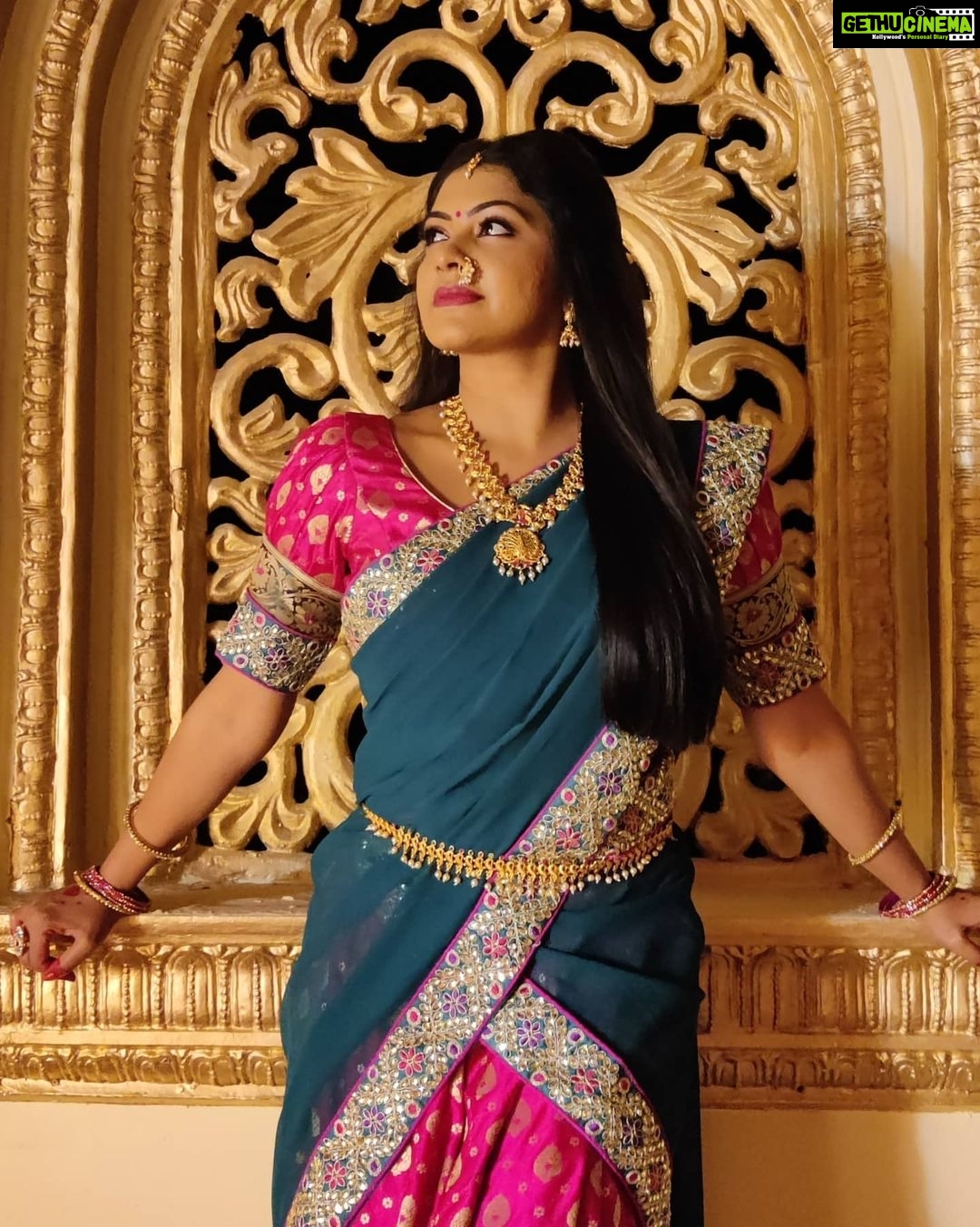 Rachitha Mahalakshmi Instagram - #Ranganayaka ರಂಗನಾಯಕ ಚಿತ್ತರೀಕರಣದ ನಡುವೇ ಫೋಟೋಗೇ ವರಲಕ್ಷ್ಮೀಯ ಪೋಸ್ 😉😉😉😉 Many asked this actually.... here I reveal my character name is Varalakshmi..... 😇😇😇😇 : @directorguruprasad actor_jaggesh