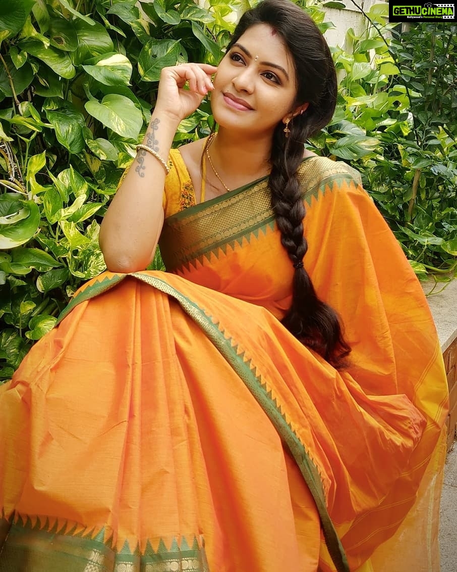 Rachitha Mahalakshmi Instagram - *Being classy is good.... But being classy with traditional looks is best I feel.....* ππππππ This look can never make me feel boaring ππ€·π»ββοΈ My all time most favourite look πππππ MAHA @ NINI π Maha evenings ππππ : Saree love @useeshopapp : Customised blouse @rasidhadesigner π : #supportwomenentrepreneursππΌπͺπ»