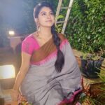 Rachitha Mahalakshmi Instagram – *some beautiful paths can’t be discovered by getting lost * 🧘‍♀️🧘‍♀️🧘‍♀️🧘‍♀️🧘‍♀️🧘‍♀️🧘‍♀️
It’s at night, light gets all its beauty…. 😇😇😇
:
MAHA @ NINI 😇
:
saree love 👉 @useeshopapp 😍
:
Customised blouse @rasidhadesigner 👈👈
:
#supportwomenentrepreneurs🙋🏼💪🏻