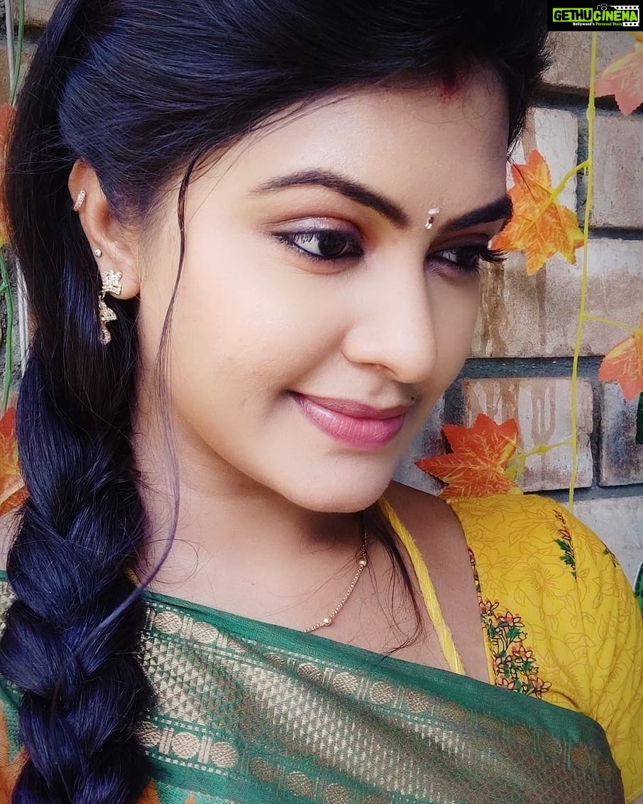 Rachitha Mahalakshmi Instagram - *Being classy is good.... But being classy with traditional looks is best I feel.....* ππππππ This look can never make me feel boaring ππ€·π»ββοΈ My all time most favourite look πππππ MAHA @ NINI π Maha evenings ππππ : Saree love @useeshopapp : Customised blouse @rasidhadesigner π : #supportwomenentrepreneursππΌπͺπ»