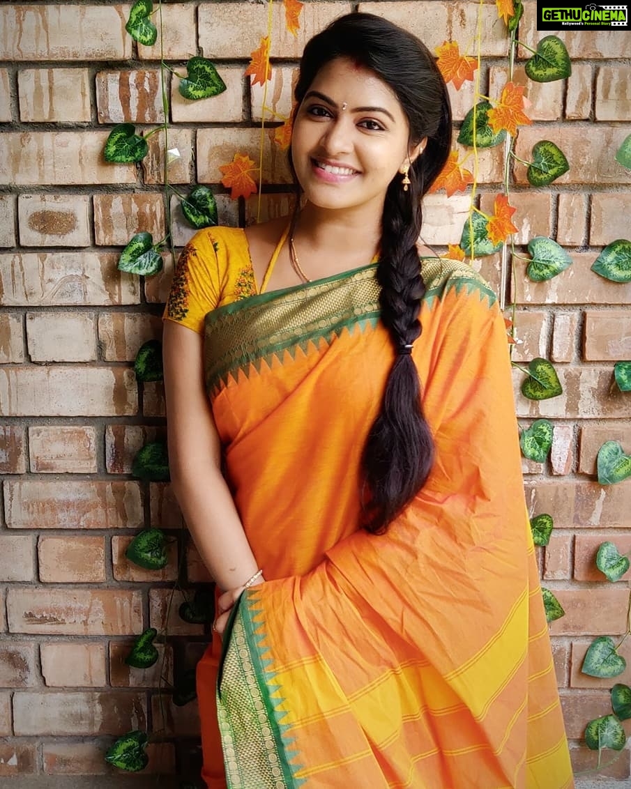 Rachitha Mahalakshmi Instagram - *Being classy is good.... But being classy with traditional looks is best I feel.....* ππππππ This look can never make me feel boaring ππ€·π»ββοΈ My all time most favourite look πππππ MAHA @ NINI π Maha evenings ππππ : Saree love @useeshopapp : Customised blouse @rasidhadesigner π : #supportwomenentrepreneursππΌπͺπ»