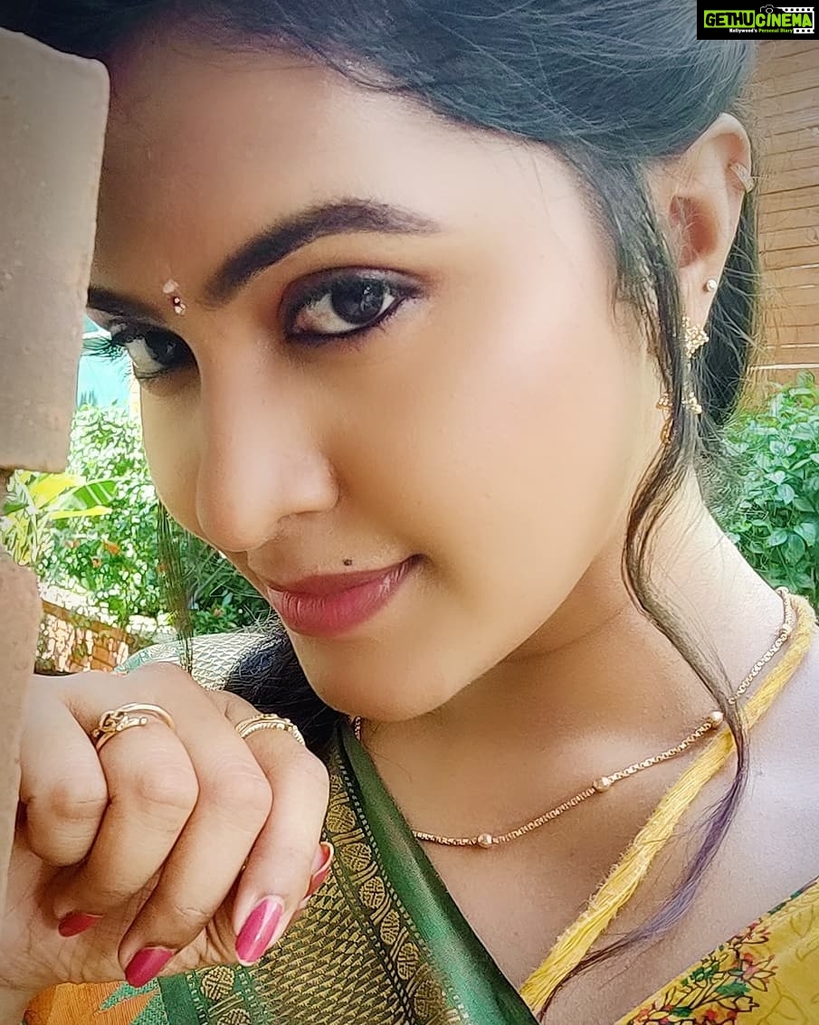 Rachitha Mahalakshmi Instagram - *Being classy is good.... But being classy with traditional looks is best I feel.....* ππππππ This look can never make me feel boaring ππ€·π»ββοΈ My all time most favourite look πππππ MAHA @ NINI π Maha evenings ππππ : Saree love @useeshopapp : Customised blouse @rasidhadesigner π : #supportwomenentrepreneursππΌπͺπ»