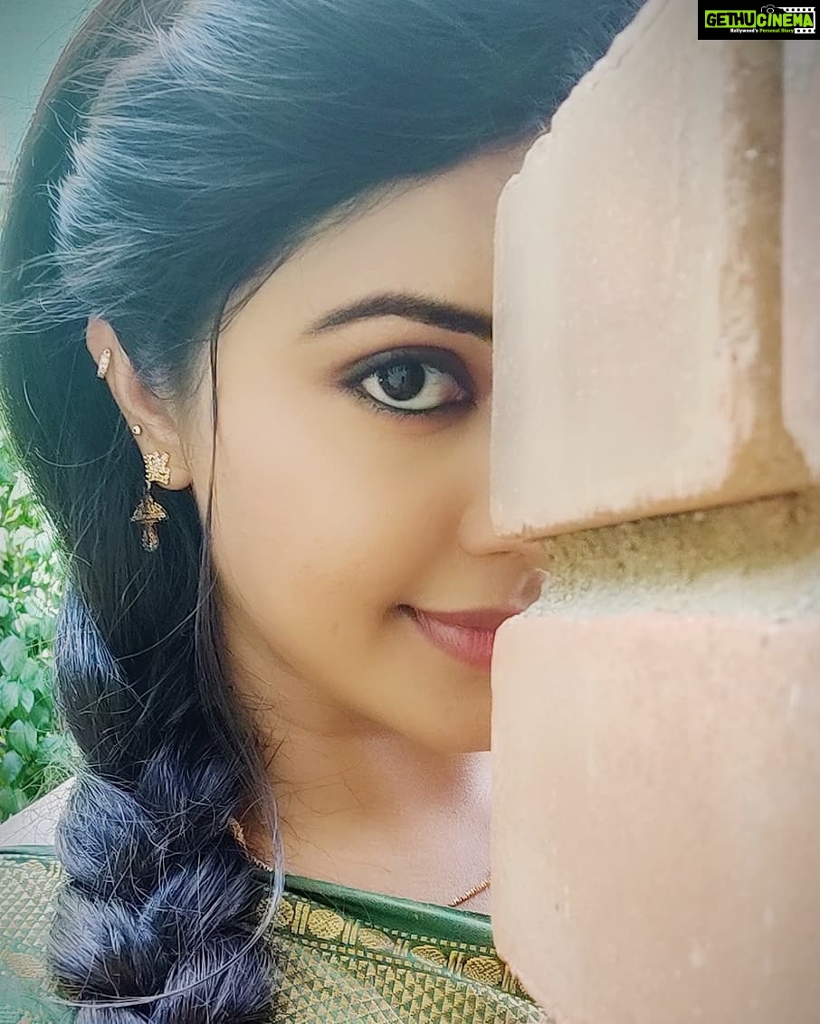 Rachitha Mahalakshmi Instagram - *Being classy is good.... But being classy with traditional looks is best I feel.....* ππππππ This look can never make me feel boaring ππ€·π»ββοΈ My all time most favourite look πππππ MAHA @ NINI π Maha evenings ππππ : Saree love @useeshopapp : Customised blouse @rasidhadesigner π : #supportwomenentrepreneursππΌπͺπ»