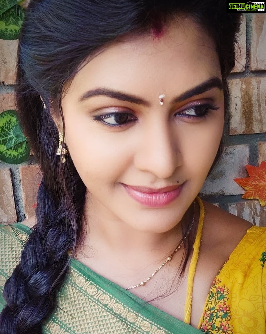 Rachitha Mahalakshmi Instagram - *Being classy is good.... But being classy with traditional looks is best I feel.....* ππππππ This look can never make me feel boaring ππ€·π»ββοΈ My all time most favourite look πππππ MAHA @ NINI π Maha evenings ππππ : Saree love @useeshopapp : Customised blouse @rasidhadesigner π : #supportwomenentrepreneursππΌπͺπ»