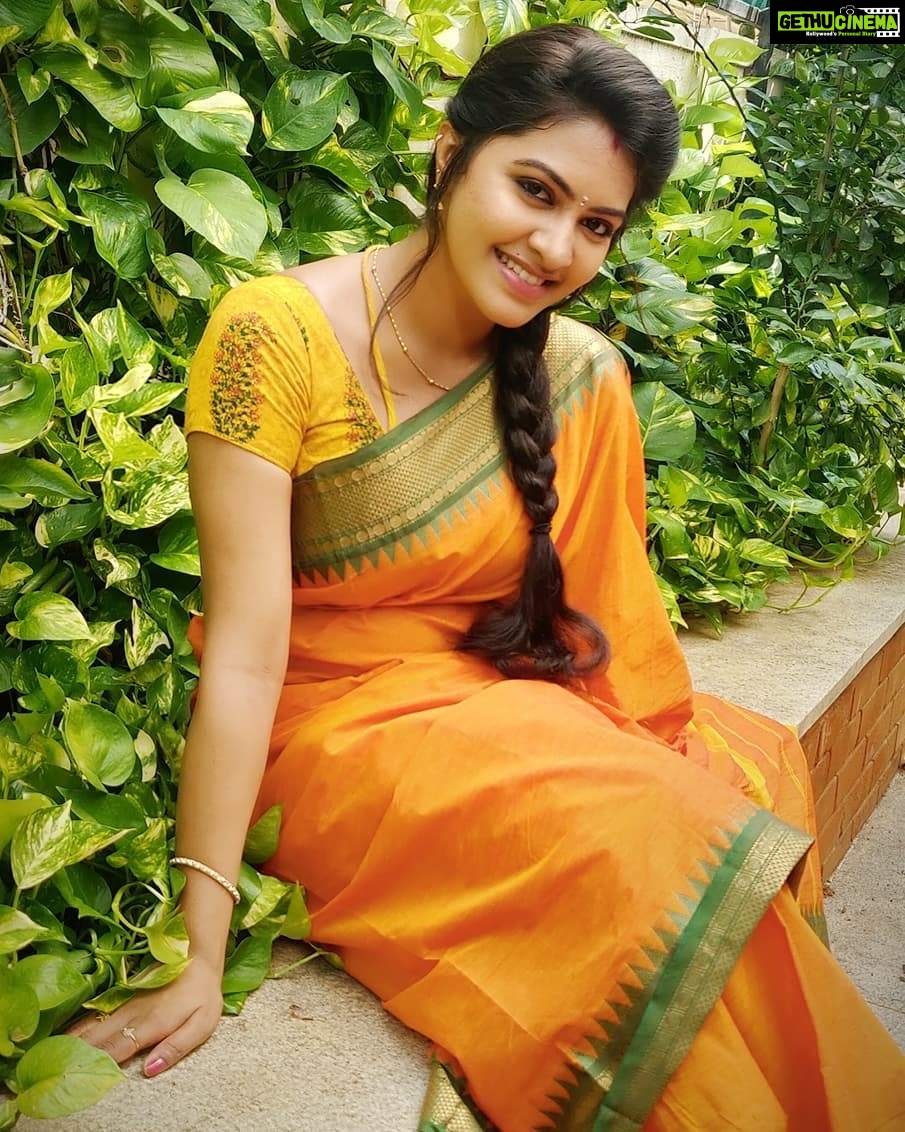 Rachitha Mahalakshmi Instagram - *Being classy is good.... But being classy with traditional looks is best I feel.....* ππππππ This look can never make me feel boaring ππ€·π»ββοΈ My all time most favourite look πππππ MAHA @ NINI π Maha evenings ππππ : Saree love @useeshopapp : Customised blouse @rasidhadesigner π : #supportwomenentrepreneursππΌπͺπ»