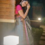 Rachitha Mahalakshmi Instagram - *some beautiful paths can't be discovered by getting lost * 🧘‍♀️🧘‍♀️🧘‍♀️🧘‍♀️🧘‍♀️🧘‍♀️🧘‍♀️ It's at night, light gets all its beauty.... 😇😇😇 : MAHA @ NINI 😇 : saree love 👉 @useeshopapp 😍 : Customised blouse @rasidhadesigner 👈👈 : #supportwomenentrepreneurs🙋🏼💪🏻