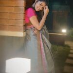 Rachitha Mahalakshmi Instagram – *some beautiful paths can’t be discovered by getting lost * 🧘‍♀️🧘‍♀️🧘‍♀️🧘‍♀️🧘‍♀️🧘‍♀️🧘‍♀️
It’s at night, light gets all its beauty…. 😇😇😇
:
MAHA @ NINI 😇
:
saree love 👉 @useeshopapp 😍
:
Customised blouse @rasidhadesigner 👈👈
:
#supportwomenentrepreneurs🙋🏼💪🏻