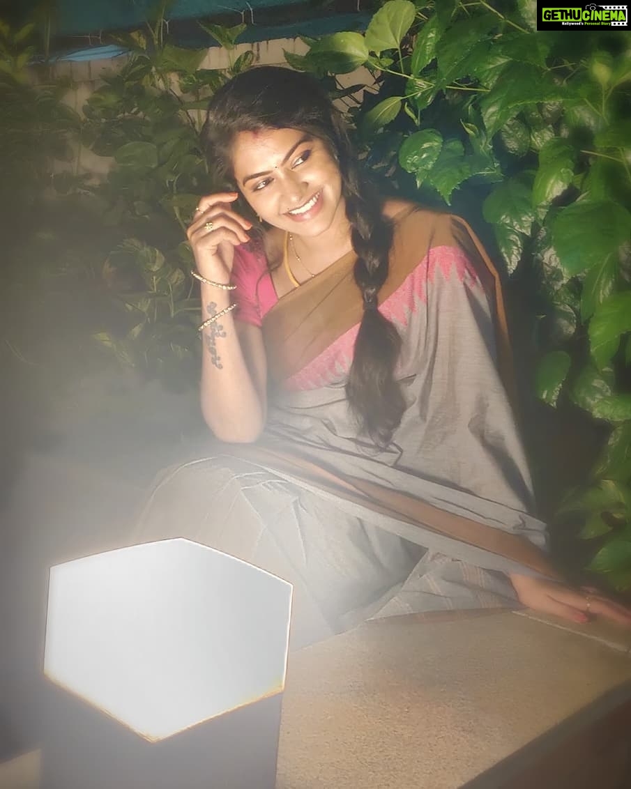 Rachitha Mahalakshmi Instagram - *some beautiful paths can't be discovered by getting lost * π§ββοΈπ§ββοΈπ§ββοΈπ§ββοΈπ§ββοΈπ§ββοΈπ§ββοΈ It's at night, light gets all its beauty.... πππ : MAHA @ NINI π : saree love π @useeshopapp π : Customised blouse @rasidhadesigner ππ : #supportwomenentrepreneursππΌπͺπ»