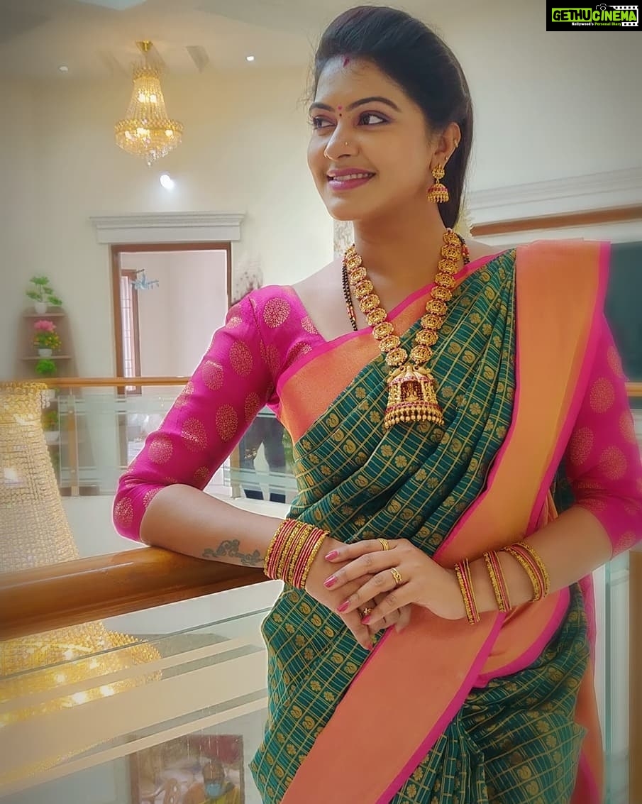 Rachitha Mahalakshmi Instagram - In a world full of trends,I just want to remain elegant nd classic..... ππππππππ : : SHAKUNTALA GARU ππππ #chittithalliserial #chittithalli : Saree love @thulsistudio πππππ : : Lovely accessories @foryouneeds πππππ : : #supportwomenentrepreneursππΌπͺπ»