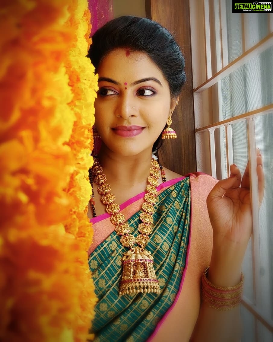 Rachitha Mahalakshmi Instagram - In a world full of trends,I just want to remain elegant nd classic..... ππππππππ : : SHAKUNTALA GARU ππππ #chittithalliserial #chittithalli : Saree love @thulsistudio πππππ : : Lovely accessories @foryouneeds πππππ : : #supportwomenentrepreneursππΌπͺπ»
