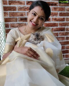 Rachitha Mahalakshmi Instagram - Wen photobombing became a photoshoot....... 🤭😉 With my baby doll @siberian_whiskeygrey : Happy mornings.... 😇😇😇😇