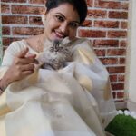 Rachitha Mahalakshmi Instagram - Wen photobombing became a photoshoot....... 🤭😉 With my baby doll @siberian_whiskeygrey : Happy mornings.... 😇😇😇😇