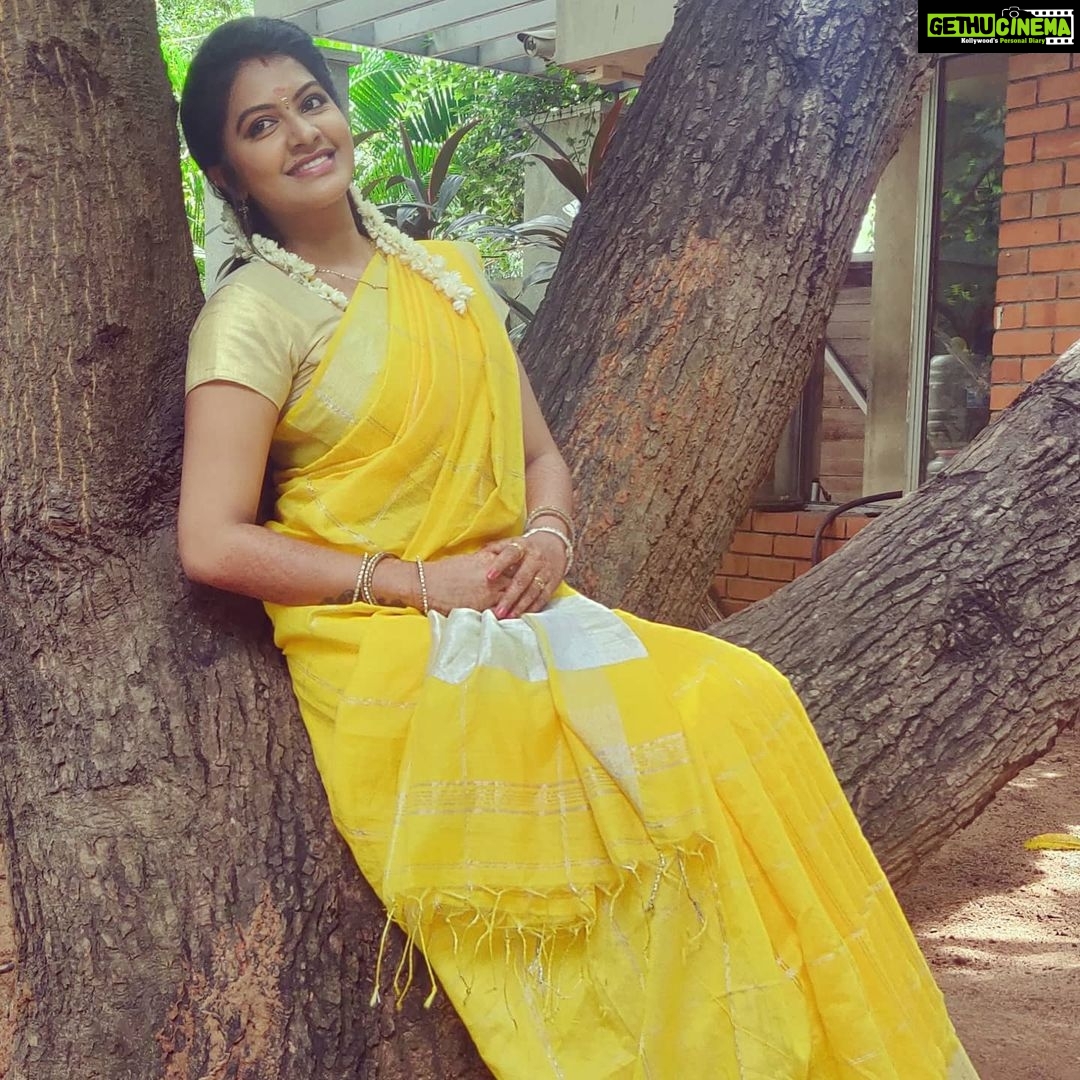 Rachitha Mahalakshmi Instagram - MAHA'S one nd only new friend 🐈 in her pugandha veedhu..... 😇😇😇 NINI 2.O Yenna tha nadakum nu parungae.... 🤷🏻♀️ Saree love @dhakksha_womens_clothing 🥰🥰🥰