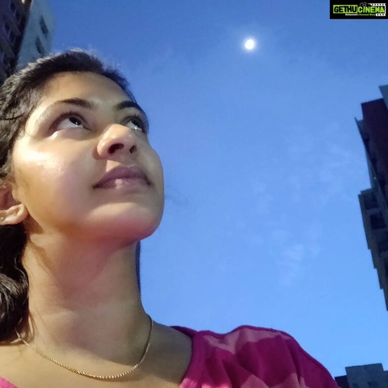 Rachitha Mahalakshmi Instagram - The moon is a friend for the lonesome to talk to..😇😇 Brighter moon, still have d darker side... 🙌🙌🙌 🤞🤞🤞🤞🤞🤞 😇😇😇😇