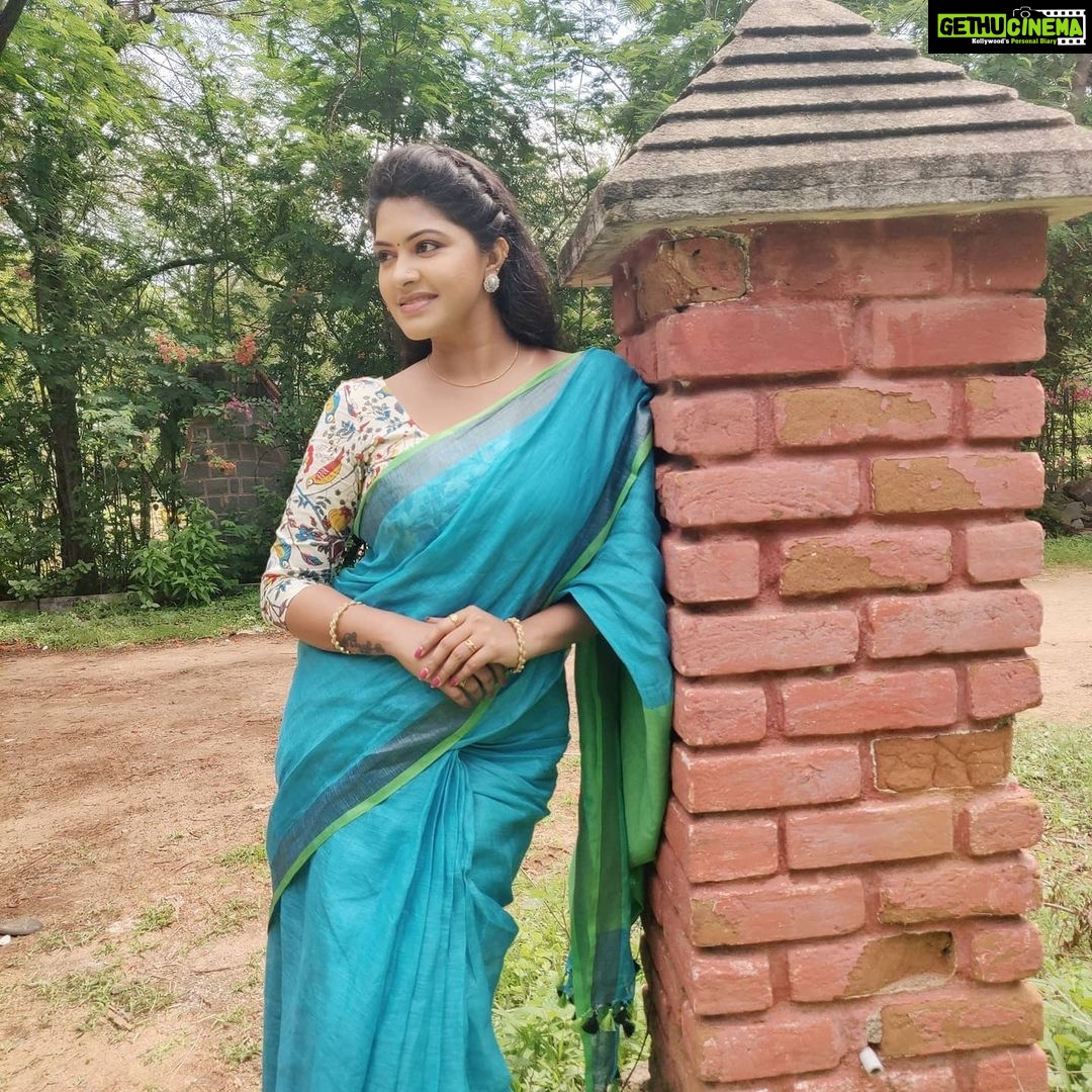 Rachitha Mahalakshmi Instagram - Simple yet classy ππππ Being SHAKUNTLA π HOMELY me in lovely lenin sarees π₯° Saree love @aksh_ara_boutique π₯°π₯°π₯°π₯°π₯° Jewelry @pinksyearrings π₯°π₯°π₯° π@falishasiddhu π₯° Customised blouse @sdduniqueboutique97 #supportwomenentrepreneursππΌπͺπ» #supportsmallbusiness #supporttelivisionartists #savetelevisionindustry πππππ