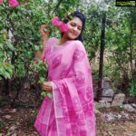 Rachitha Mahalakshmi Instagram - Flowery evening 🌸❇️🌷🌺🌸🌷❇️🌷🌸🌺❇️🥰😇😇😇 Even this little flower can bring a smile on my face just like that..... 🥰🥰🥰🥰 #BeingSHAKUNTLA 😇 #Sareelove @nandhinisalwars 👈 Lovely blouse fabrics @shopolicsestore 😇😇😇 Customised @santhoshiplush 🥰 Jewelry @pinksyearrings 😇😇