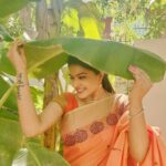 Rachitha Mahalakshmi Instagram – My al time fav pose with a banana leaf 🍃🙊🥰🥰🥰🥰🥰🥰🥰😁
Last set of pic took at NP shoot 🙆🏼‍♀️
Lovely Chettinad sarees 🥰🥰🥰🥰🥰
Saree love @digambara_collections 👈👈 who was constant sponsorer for NP 😇🙌
Jewelry @tsquarecollection.in 😇😇😇
#supportwomenentrepreneurs🙋🏼💪🏻
#supportsmallbusiness 😇😇😇😇😇