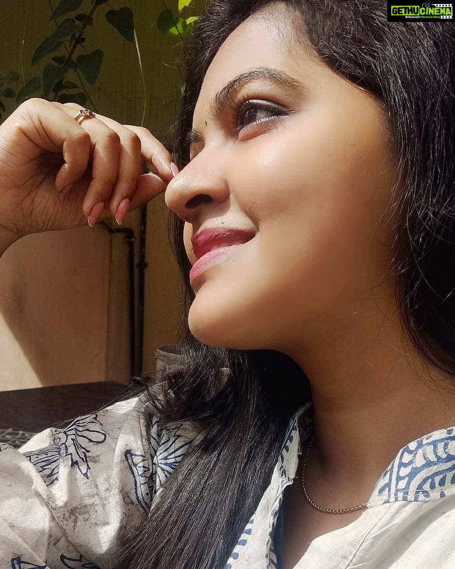 Rachitha Mahalakshmi Instagram - ⛅ sunny mornings 😎 Hiii guys..... So how about a kutti live today 😇😇😇😇 B ready with ur questions..... 🙌 Catch u all at 4.pm 🥰🥰🥰🥰🥰 👋👋👋👋👋