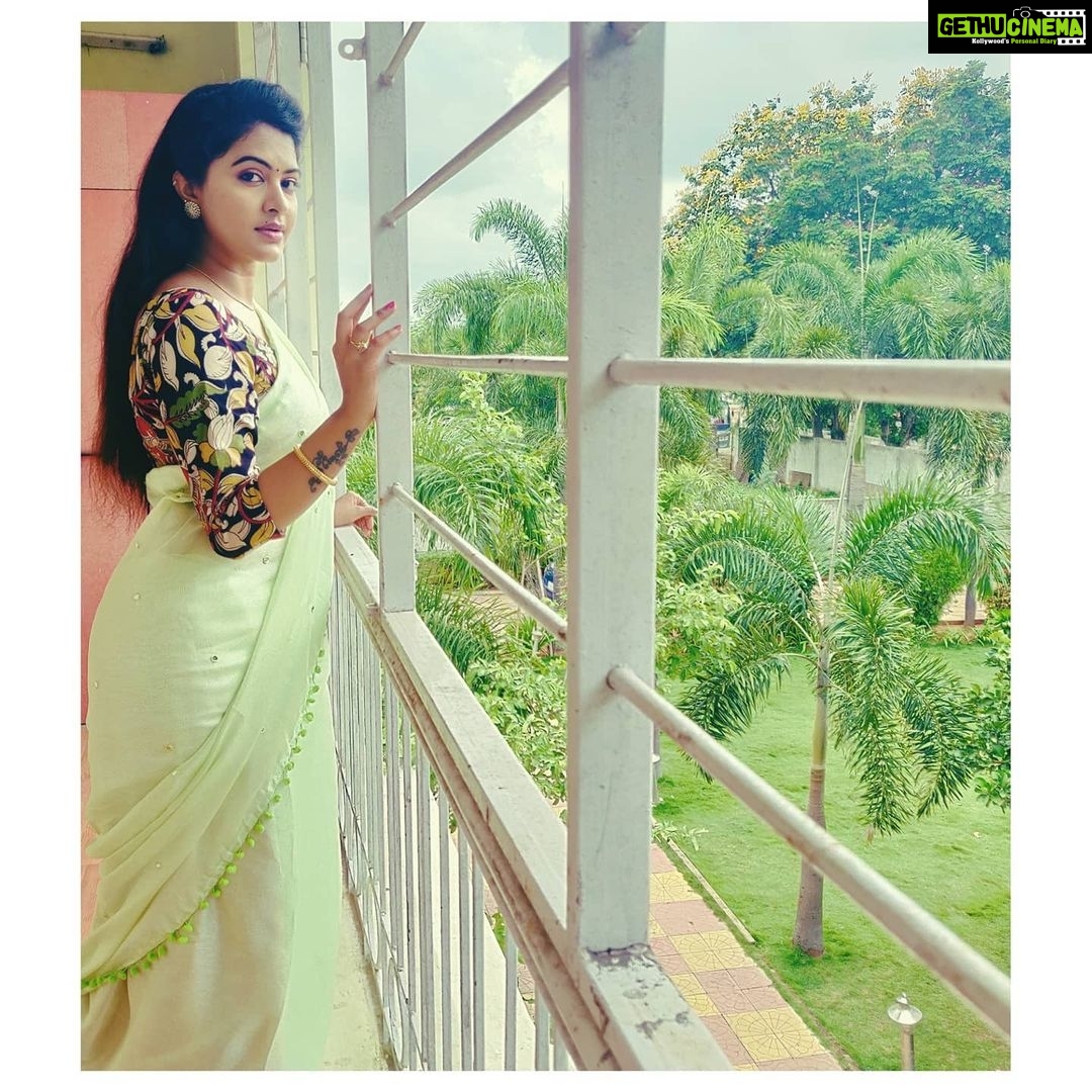 Rachitha Mahalakshmi Instagram - Being homely ..... ๐๐๐๐๐ Shakuntala garu at Work mode ๐ช๐ญ๐ฝ๏ธ ๐ Saree love @mkr_pattu_sarees_wholesale ๐ฅฐ Blouse customised @santhoshiplush ๐ #supportwomenentrepreneurs๐๐ผ๐ช๐ป #supportsmallbusiness