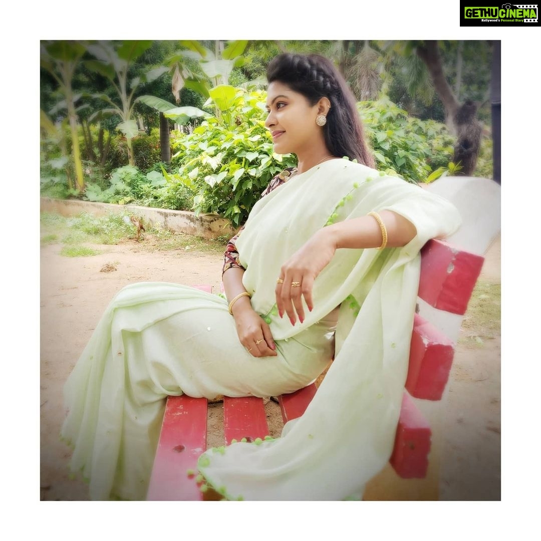 Rachitha Mahalakshmi Instagram - Being homely ..... ๐๐๐๐๐ Shakuntala garu at Work mode ๐ช๐ญ๐ฝ๏ธ ๐ Saree love @mkr_pattu_sarees_wholesale ๐ฅฐ Blouse customised @santhoshiplush ๐ #supportwomenentrepreneurs๐๐ผ๐ช๐ป #supportsmallbusiness