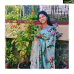 Rachitha Mahalakshmi Instagram – Lovely Sunday mornings ❤️❤️❤️❤️
Being SHAKUNTLA GARU 😇😇😇
Floral Love to b continued ☘️❇️🍀🌷🌸🌼🌹🌺🌸🍀🌷❇️☘️🌸🌹😉😉😉
Saree love @neevifashions 🥰
Blouses @shopolicsestore 👈
Customized by @santhoshiplush 😇😇😇
#supportwomenentrepreneurs🙋🏼💪🏻 
#supportsmallbusiness