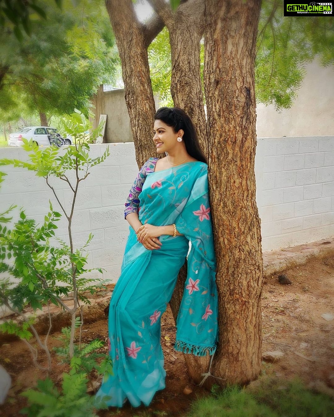 Rachitha Mahalakshmi Instagram - Homely me ๐๐๐๐๐ Saree love @geethasrishopping ๐๐๐ Jewelry @sujaas_studios66 Blouses @digambara_collections customized @sdduniqueboutique97 #supportwomenentrepreneurs๐๐ผ๐ช๐ป #supportsmallbusiness #supporttelivisionartists #savetelevisionindustry