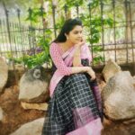 Rachitha Mahalakshmi Instagram – Nothing’s different but things has changed… 🤷 And v need to go with d flow nd d show must go on…. 🎭📽️ 😇
what ever d change may b but there will never b change in mother love.
 same me with lots of emotions filled, living as SHAKUNTLA 😇
 but
Due to government Norms v had to go through this change….. 
New chitti in CHITTITHALLI 🙌
6.pm
@starmaa 👈
 Miss u a lot my dear @aahanaa_barfi 😔 take care nd wish u all success 🙌🙌🙌

@starmaafanpage 
@serial_starmaa_actors_

Hope u guys accept us nd Looking forward for d same love nd support for our upcoming episodes…… 😇🙌🙌🙌🙌🙌🙌

Saree love @nachiyar_aadaiyagam 👈
Jewelry @pinksyearrings
#supportwomenentrepreneurs🙋🏼💪🏻
#supportsmallbusiness
#supporttelivisionartists
#savetelevisionindustry