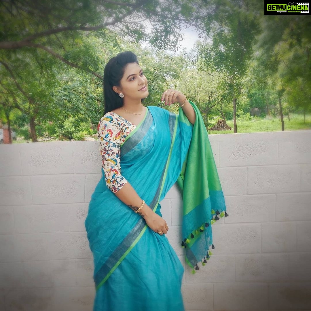 Rachitha Mahalakshmi Instagram - Simple yet classy ππππ Being SHAKUNTLA π HOMELY me in lovely lenin sarees π₯° Saree love @aksh_ara_boutique π₯°π₯°π₯°π₯°π₯° Jewelry @pinksyearrings π₯°π₯°π₯° π@falishasiddhu π₯° Customised blouse @sdduniqueboutique97 #supportwomenentrepreneursππΌπͺπ» #supportsmallbusiness #supporttelivisionartists #savetelevisionindustry πππππ