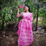 Rachitha Mahalakshmi Instagram – Flowery evening 🌸❇️🌷🌺🌸🌷❇️🌷🌸🌺❇️🥰😇😇😇
Even this little flower can bring a smile on my face just like that….. 🥰🥰🥰🥰
#BeingSHAKUNTLA 😇
 #Sareelove @nandhinisalwars 👈
Lovely blouse fabrics @shopolicsestore 😇😇😇
Customised @santhoshiplush 🥰
Jewelry @pinksyearrings 😇😇