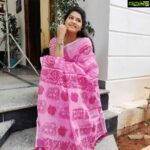 Rachitha Mahalakshmi Instagram – Flowery evening 🌸❇️🌷🌺🌸🌷❇️🌷🌸🌺❇️🥰😇😇😇
Even this little flower can bring a smile on my face just like that….. 🥰🥰🥰🥰
#BeingSHAKUNTLA 😇
 #Sareelove @nandhinisalwars 👈
Lovely blouse fabrics @shopolicsestore 😇😇😇
Customised @santhoshiplush 🥰
Jewelry @pinksyearrings 😇😇