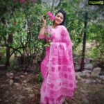 Rachitha Mahalakshmi Instagram – Flowery evening 🌸❇️🌷🌺🌸🌷❇️🌷🌸🌺❇️🥰😇😇😇
Even this little flower can bring a smile on my face just like that….. 🥰🥰🥰🥰
#BeingSHAKUNTLA 😇
 #Sareelove @nandhinisalwars 👈
Lovely blouse fabrics @shopolicsestore 😇😇😇
Customised @santhoshiplush 🥰
Jewelry @pinksyearrings 😇😇