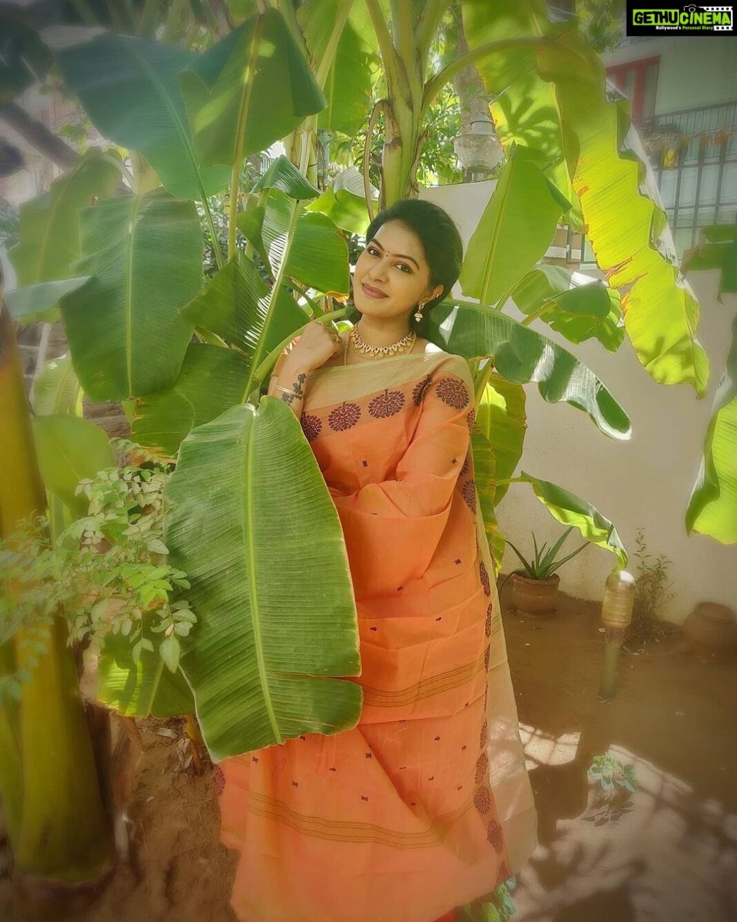 Rachitha Mahalakshmi Instagram - My al time fav pose with a banana leaf 🍃🙊🥰🥰🥰🥰🥰🥰🥰😁 Last set of pic took at NP shoot 🙆🏼‍♀️ Lovely Chettinad sarees 🥰🥰🥰🥰🥰 Saree love @digambara_collections 👈👈 who was constant sponsorer for NP 😇🙌 Jewelry @tsquarecollection.in 😇😇😇 #supportwomenentrepreneurs🙋🏼💪🏻 #supportsmallbusiness 😇😇😇😇😇