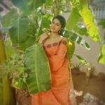 Rachitha Mahalakshmi Instagram - My al time fav pose with a banana leaf 🍃🙊🥰🥰🥰🥰🥰🥰🥰😁 Last set of pic took at NP shoot 🙆🏼‍♀️ Lovely Chettinad sarees 🥰🥰🥰🥰🥰 Saree love @digambara_collections 👈👈 who was constant sponsorer for NP 😇🙌 Jewelry @tsquarecollection.in 😇😇😇 #supportwomenentrepreneurs🙋🏼💪🏻 #supportsmallbusiness 😇😇😇😇😇