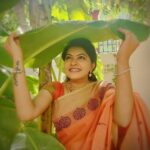 Rachitha Mahalakshmi Instagram - My al time fav pose with a banana leaf 🍃🙊🥰🥰🥰🥰🥰🥰🥰😁 Last set of pic took at NP shoot 🙆🏼‍♀️ Lovely Chettinad sarees 🥰🥰🥰🥰🥰 Saree love @digambara_collections 👈👈 who was constant sponsorer for NP 😇🙌 Jewelry @tsquarecollection.in 😇😇😇 #supportwomenentrepreneurs🙋🏼💪🏻 #supportsmallbusiness 😇😇😇😇😇