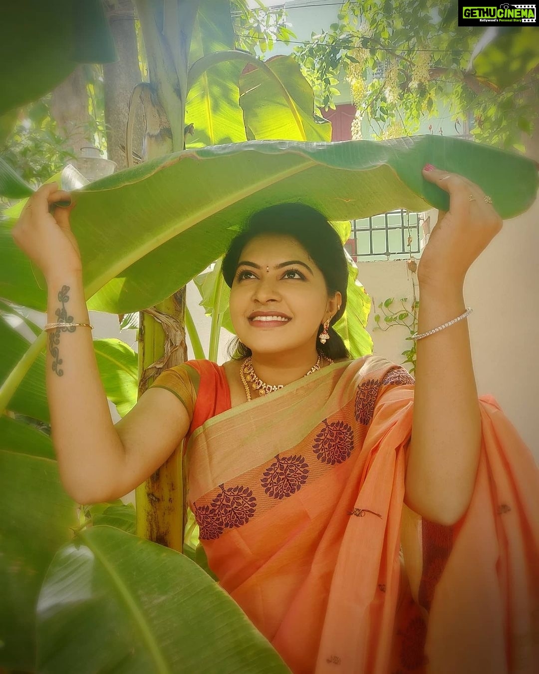 Rachitha Mahalakshmi Instagram - My al time fav pose with a banana leaf πππ₯°π₯°π₯°π₯°π₯°π₯°π₯°π Last set of pic took at NP shoot ππΌββοΈ Lovely Chettinad sarees π₯°π₯°π₯°π₯°π₯° Saree love @digambara_collections ππ who was constant sponsorer for NP ππ Jewelry @tsquarecollection.in πππ #supportwomenentrepreneursππΌπͺπ» #supportsmallbusiness πππππ
