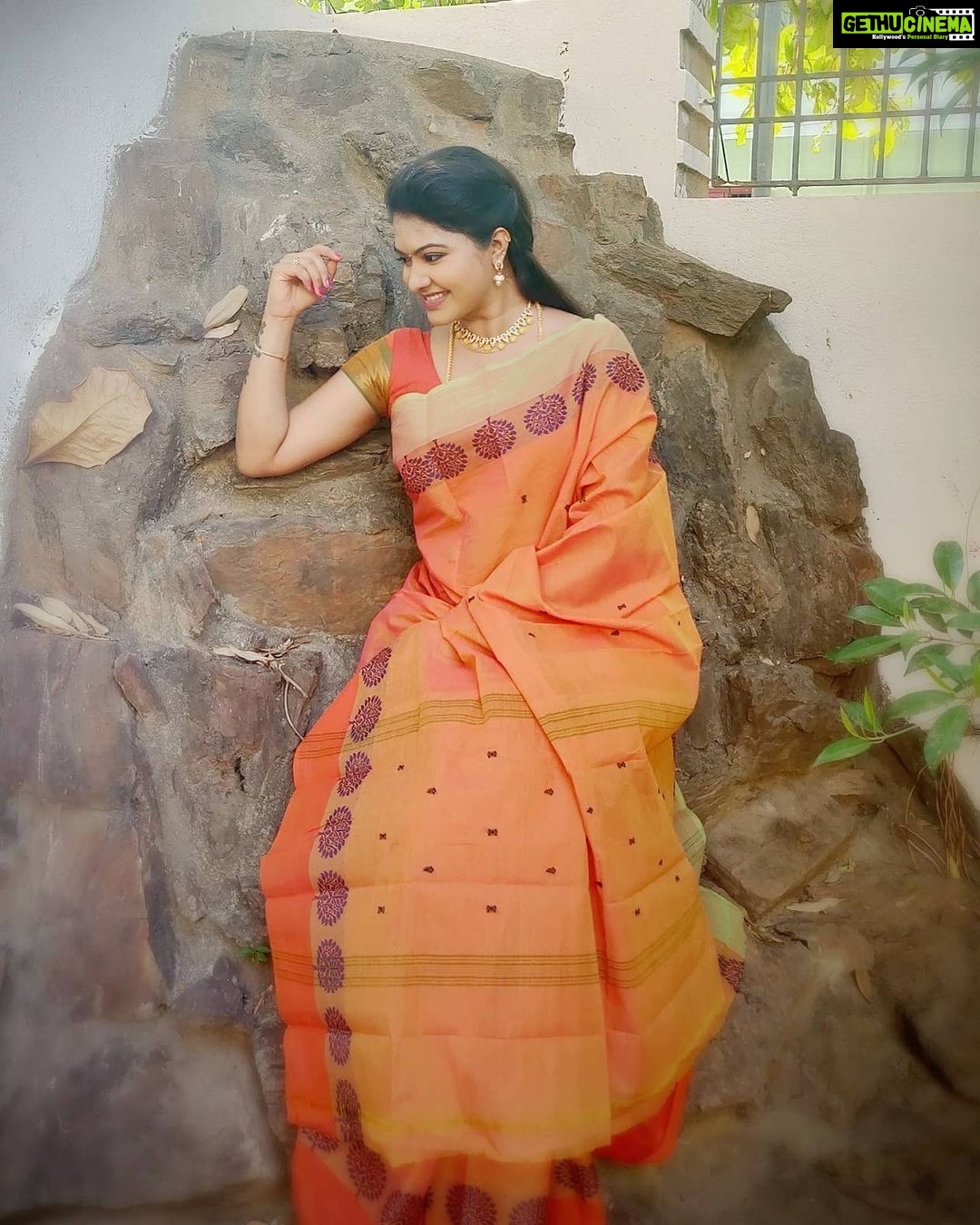 Rachitha Mahalakshmi Instagram - My al time fav pose with a banana leaf πππ₯°π₯°π₯°π₯°π₯°π₯°π₯°π Last set of pic took at NP shoot ππΌββοΈ Lovely Chettinad sarees π₯°π₯°π₯°π₯°π₯° Saree love @digambara_collections ππ who was constant sponsorer for NP ππ Jewelry @tsquarecollection.in πππ #supportwomenentrepreneursππΌπͺπ» #supportsmallbusiness πππππ