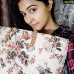 Rachitha Mahalakshmi Instagram - Happy Sunday mornings 😇😇😇😇😇 ☀️🌑 👈No shoot rest mode 🙆🏼‍♀️🧘‍♀️ 🌸❇️🌼🌺💮🏵️🌸🌹🌺🌻❇️🌷🌼 Lovely floral bags 👜 @visrahcreations 👈👈👈
