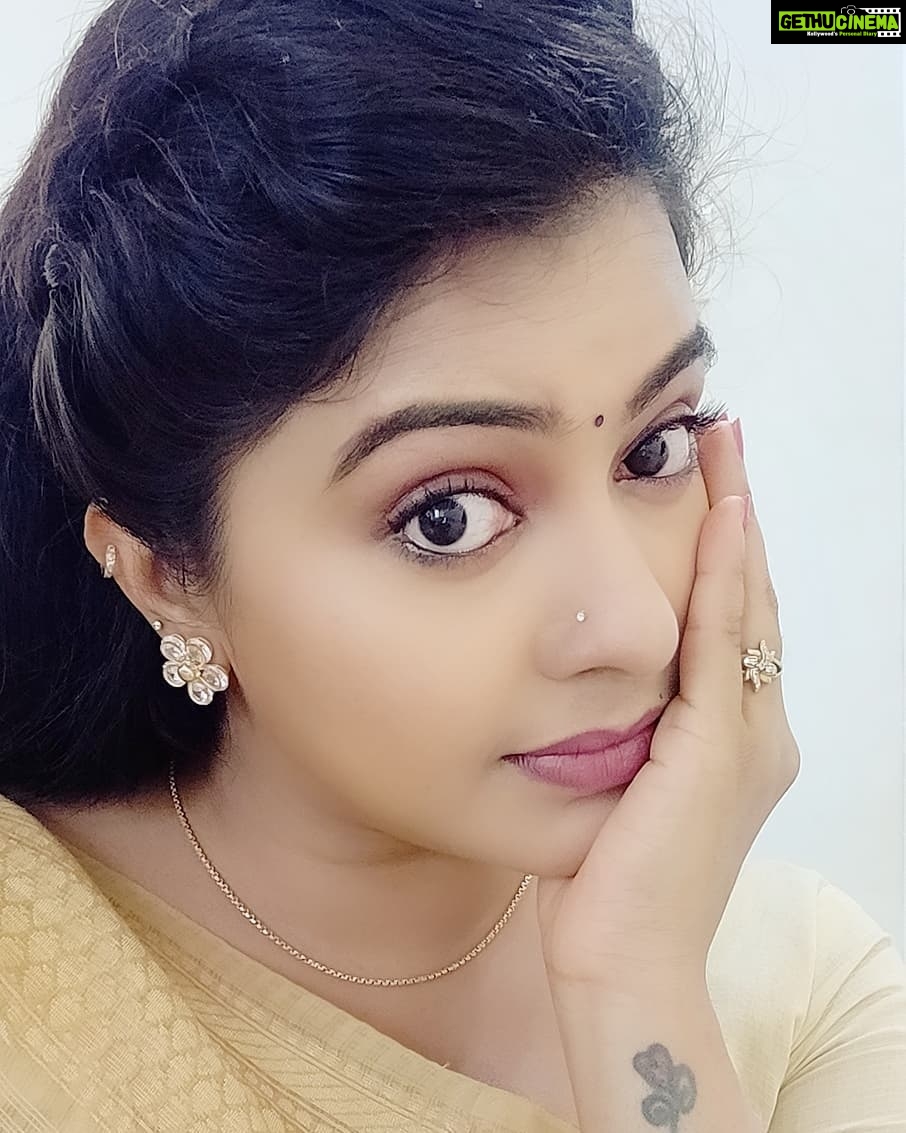Rachitha Mahalakshmi Instagram - Being "SHAKUNTLA" ππππππ automatically this character makes me feel soooo special...... ππππππππ Those tears filled eyes, her calmness with a pleasent smile with lots of love within her..... Awwwwww π₯°π₯°π₯°π₯°π₯°π₯°π₯°π₯°π₯°π₯° just loving it πππππ And also her simple dressing with some amazing earrings ππππππ wooooo just living in it...... πππππ #chittithalli @starmaa π Lovely stud earrings @sujaas_studios66 ππ π #supportwomenentrepreneursππΌπͺπ» #supportsmallbusiness I