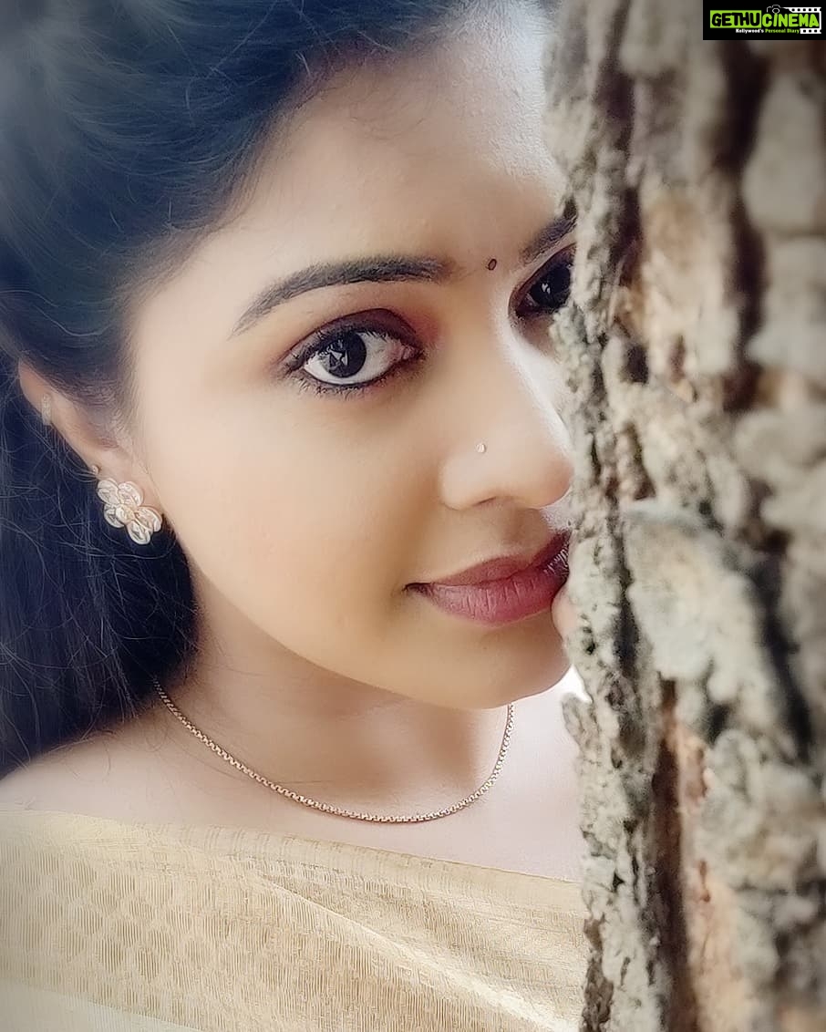 Rachitha Mahalakshmi Instagram - Being "SHAKUNTLA" ππππππ automatically this character makes me feel soooo special...... ππππππππ Those tears filled eyes, her calmness with a pleasent smile with lots of love within her..... Awwwwww π₯°π₯°π₯°π₯°π₯°π₯°π₯°π₯°π₯°π₯° just loving it πππππ And also her simple dressing with some amazing earrings ππππππ wooooo just living in it...... πππππ #chittithalli @starmaa π Lovely stud earrings @sujaas_studios66 ππ π #supportwomenentrepreneursππΌπͺπ» #supportsmallbusiness I