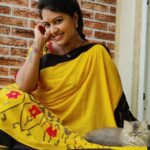 Rachitha Mahalakshmi Instagram - Look who photobombs me while clicking pics..... 😻🐾🐾 🌧️ Rainy mornings 🌧️🌧️🌧️🌧️ : @siberian_whiskeygrey : #sareelove @branding_with_shakthi : #supportwomenentrepreneurs🙋🏼💪🏻