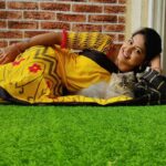 Rachitha Mahalakshmi Instagram - Look who photobombs me while clicking pics..... 😻🐾🐾 🌧️ Rainy mornings 🌧️🌧️🌧️🌧️ : @siberian_whiskeygrey : #sareelove @branding_with_shakthi : #supportwomenentrepreneurs🙋🏼💪🏻