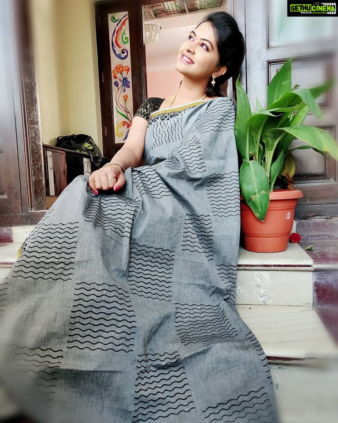 Rachitha Mahalakshmi Instagram - Always my favourite look 😇🥰😇🥰😇🥰🥰Saree love @vidhus_clothing 🥰🥰🥰🥰 Customized blouse @kripala_blouses 😇 #nachiyarpuram #nachiyarpuramonzeetamil #supportwomenentrepreneurs🙋🏼💪🏻