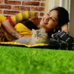 Rachitha Mahalakshmi Instagram - Look who photobombs me while clicking pics..... 😻🐾🐾 🌧️ Rainy mornings 🌧️🌧️🌧️🌧️ : @siberian_whiskeygrey : #sareelove @branding_with_shakthi : #supportwomenentrepreneurs🙋🏼💪🏻