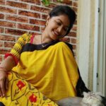 Rachitha Mahalakshmi Instagram - Look who photobombs me while clicking pics..... 😻🐾🐾 🌧️ Rainy mornings 🌧️🌧️🌧️🌧️ : @siberian_whiskeygrey : #sareelove @branding_with_shakthi : #supportwomenentrepreneurs🙋🏼💪🏻