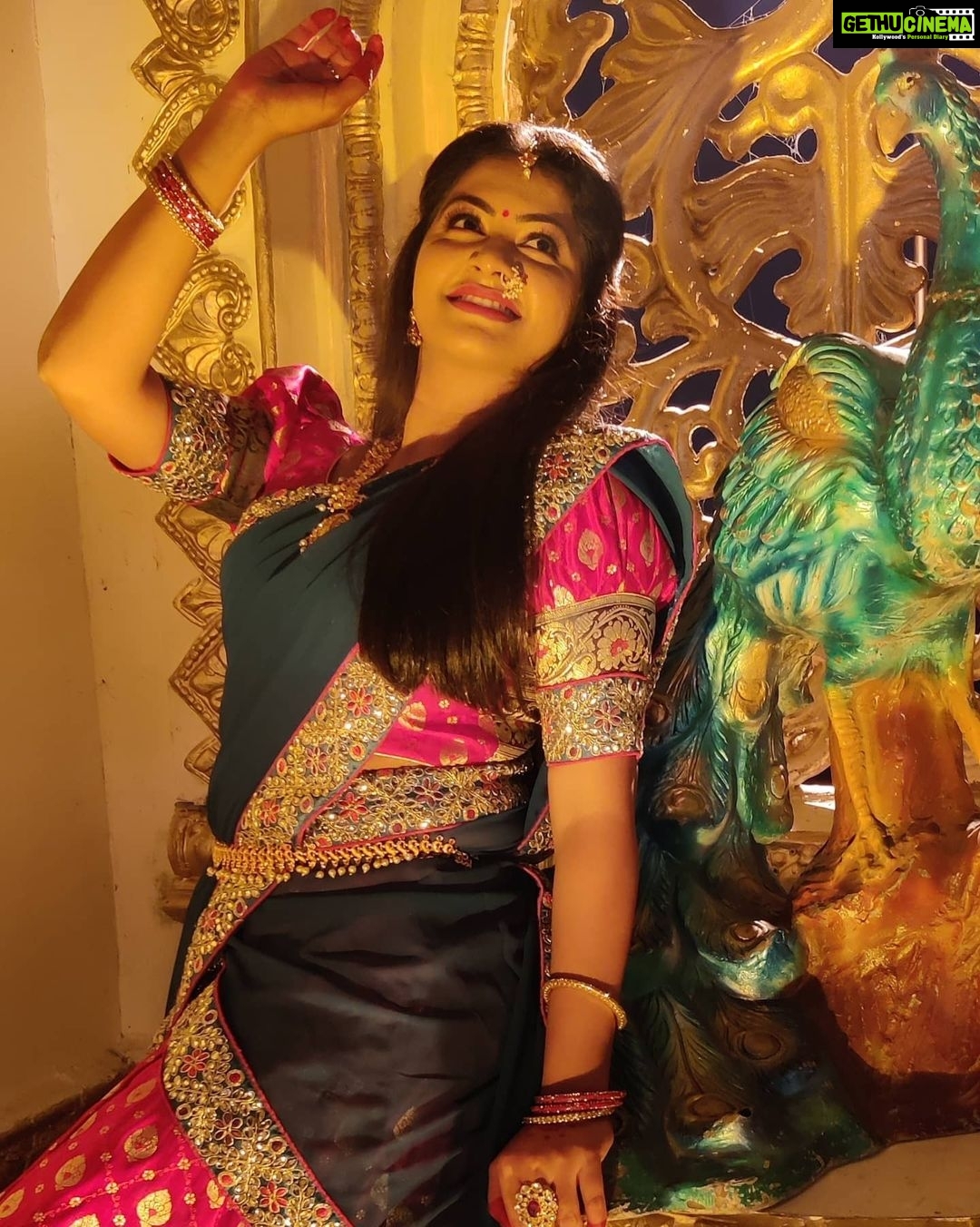 Rachitha Mahalakshmi Instagram - #Ranganayaka ರಂಗನಾಯಕ ಚಿತ್ತರೀಕರಣದ ನಡುವೇ ಫೋಟೋಗೇ ವರಲಕ್ಷ್ಮೀಯ ಪೋಸ್ 😉😉😉😉 Many asked this actually.... here I reveal my character name is Varalakshmi..... 😇😇😇😇 : @directorguruprasad actor_jaggesh